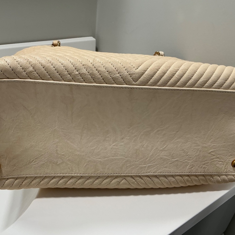 CHANEL Cream Quilted Chevron Shoulder Bag with Gold-Tone CC Charm - Picture 5 of 11